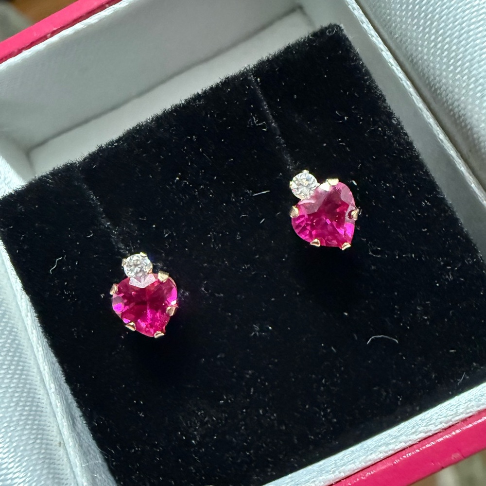 ๐ 10K Gold, Ruby and Diamonds Heart Stud Earrings - Picture 1 of 6